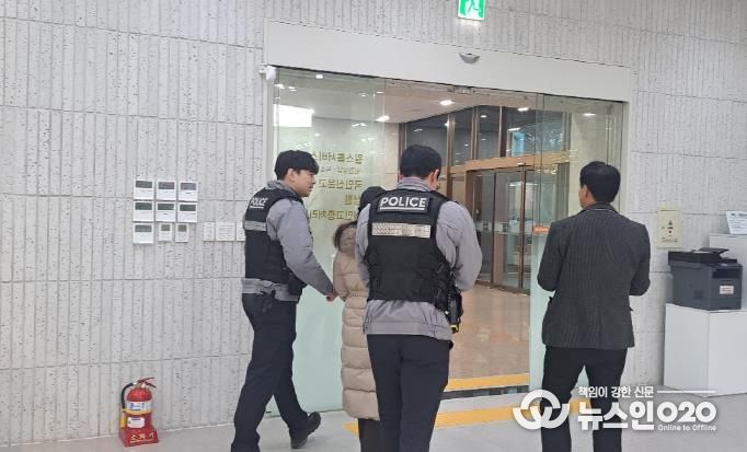 수원시가 ‘악성·반복 민원 대응 모의훈련’을 하고 있다.