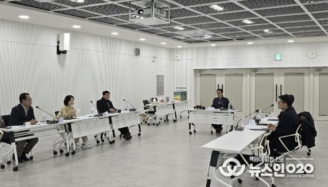 수원시가 ‘2025년 수원시 수목원 운영자문위원회 회의’를 열고 있다.