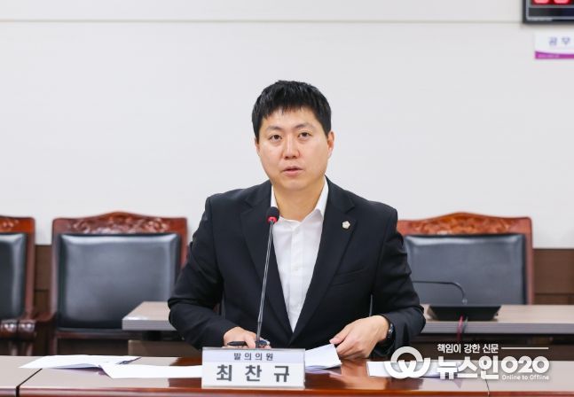 최찬규 의원이 지난달 25일 제300회 제2차 정례회 문화복지위원회에서 자신이 대표 발의한‘안산시 무장애 도시 조성 조례안’에 대해 설명하고 있다.