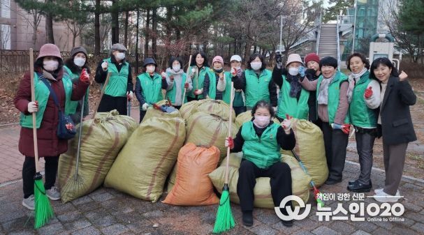 광명시 소하1동 새마을지도자협의회와 새마을부녀회는 지난 8일 주민의 안전과 쾌적한 보행 환경 조성을 위해 구름산초등학교 후문과 운산고등학교 등교길 일대에서 환경정화 활동을 진행했다.