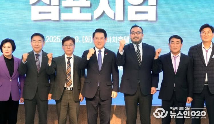 김영록 전라남도지사가 9일 목포 신안비치호텔에서 열린 ‘해상풍력사업 국민 100조 펀드 도약 심포지엄’에 참석해 주요내빈과 기념촬영을 하고 있다.