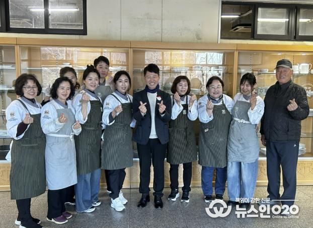 수원과학대학교 남방애동아리가 9일 저소득층을 위한 반찬나눔 봉사활동을 하고 기념 촬영을 하고 있다