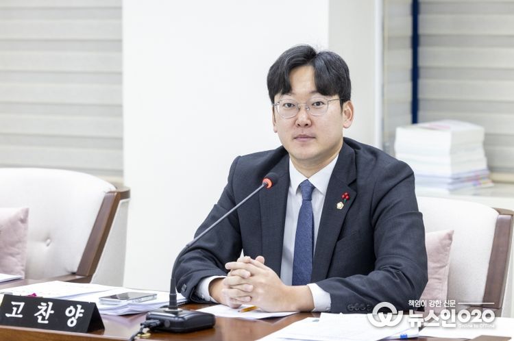 고찬양 강서구의원이 정책토론회에서 청년의 플랫폼노동 및 프리랜서와 관련하여 발언하고 있다