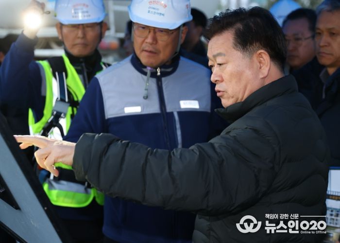 박승원 광명시장이 10일 오후 지난 4월 붕괴사고가 발생한 신안산선 복선전철 공사 현장을 찾아 시공사인 포스코이앤씨 관계자들에게 즉각적이고 책임 있는 복구작업을 해달라고 강력히 촉구하고 있다.