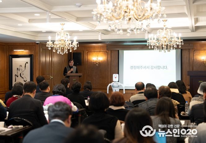 12월 9일 클럽806 서울에서 진행된 ‘2025 돌봄의 디지털 전환 사례 세미나’에서 돌봄로봇 실벗이 공동사회를 보고 있다.