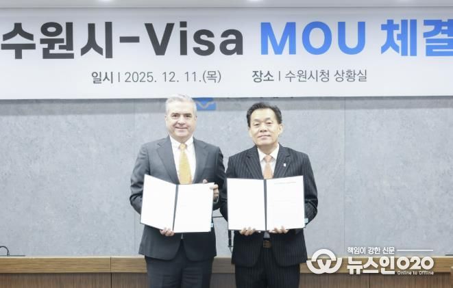 이재준 수원시장(오른쪽)과 패트릭 스토리 비자 코리아 사장이 협약 체결 후 함께하고 있다.