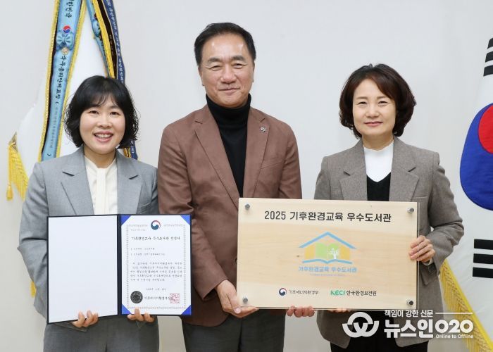 왼쪽부터 평택시 유현미 배다리도서관장, 정장선 시장, 장일현 교육국장