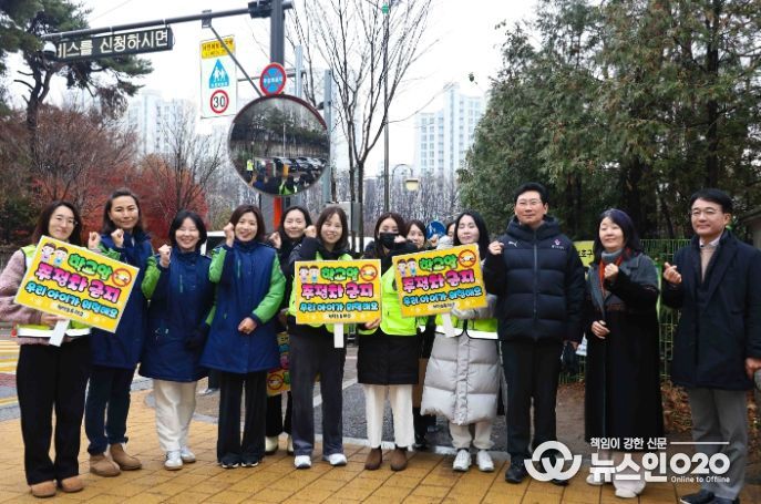이상일 용인특례시장이 11일 청덕초등학교를 방문해 교통지도봉사를 했다.