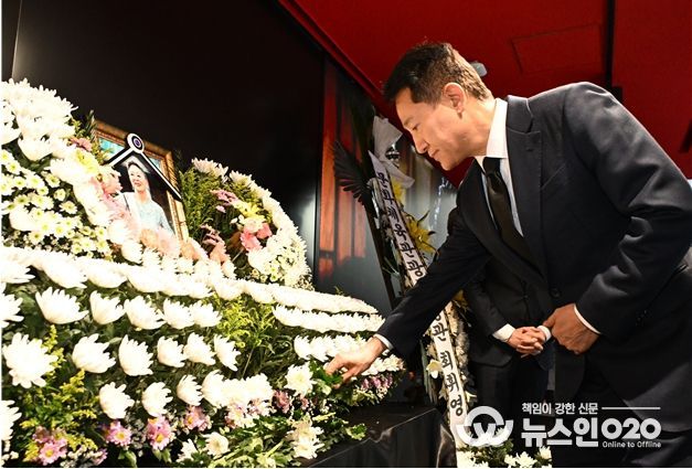 오세훈 서울시장이 11일(목) 오후 중구 충무로 서울영화센터에 마련된 원로배우 고(故) 김지미 추모 공간을 찾아 조문하고 있다.