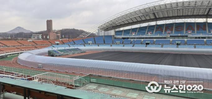 안산 와~스타디움 트랙 비닐하우스 설치 전경. (사진=안산도시공사 제공)
