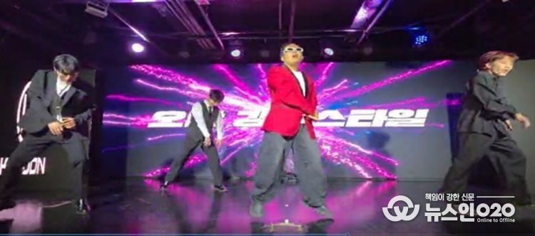 공연을 하고있는 인디스탈 소속 K-Pop 개그 아이돌 (사진제공: 주한외국기업연합회 KOFA)