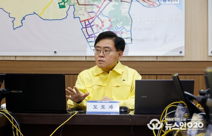 진교훈 서울 강서구청장이 13일 오전 10시 제설대책본부를 찾아 제설 대응체계를 점검하고 있다.