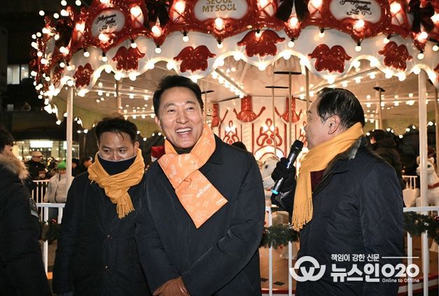 오세훈 서울시장이 12일(금) 서울윈터페스타 개막식 참석 후 광화문광장의 '크리스마스 마켓'을 둘러보고 있다.