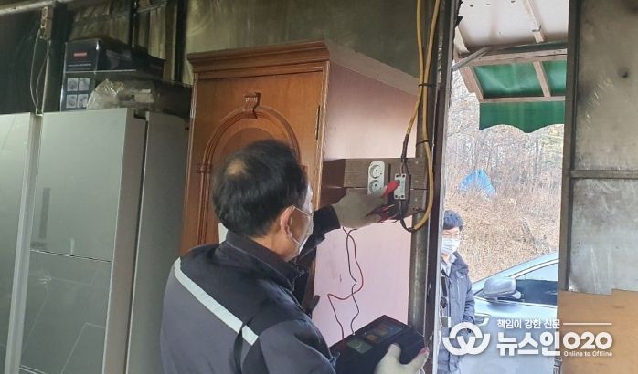 지난 11일 특별점검반이 관내 주거용 및 창고용 비닐하우스를 대상으로 화재 예방 점검을 하고 있다.