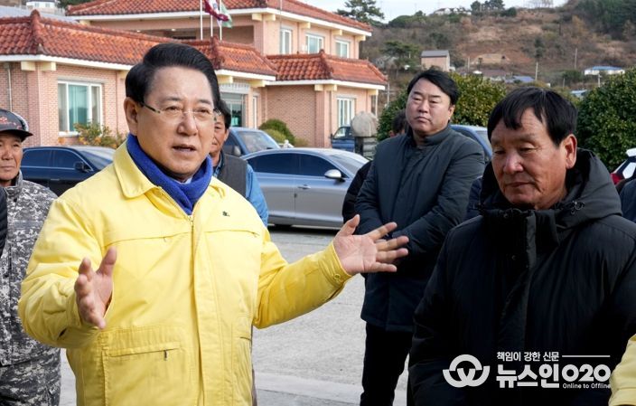 김영록 전라남도지사가 14일 완도군 약산면 득암리에서 완도 미역 양식장 피해 현황 및 건의사항을 청취하고 신속한 피해복구 대책을 당부하고 있다.