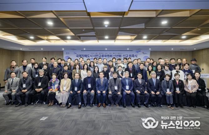 지난 1월 열린 ‘수원시 국제자매도시 시민교류위원회 신년회·신규 위촉식’에서 이재준 수원시장(앞줄 왼쪽 8번째)과 위원들이 함께하고 있다.