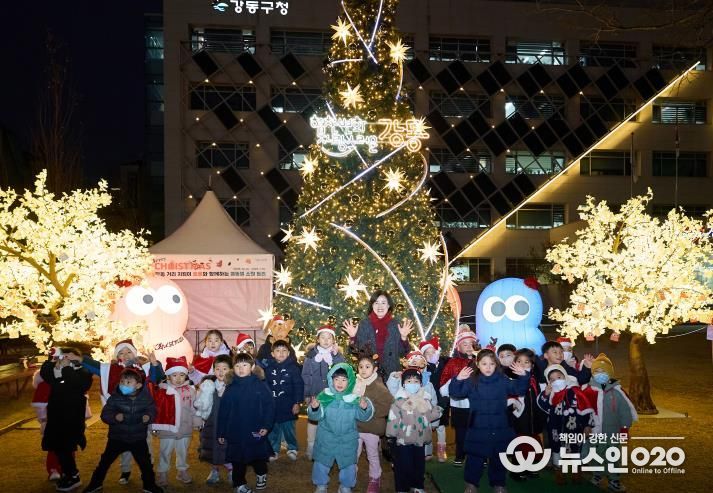 크리스마스 트리 점등식 모습(가운데 이수희 강동구청장)