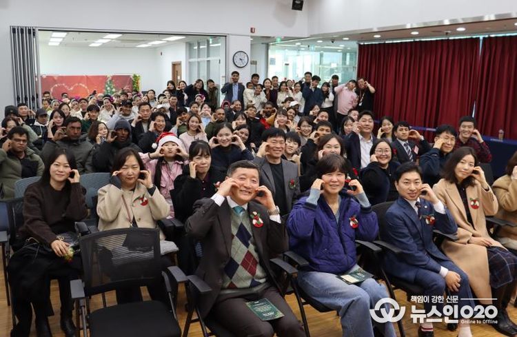 2025년 화성시외국인복지센터 사업보고회 기념 사진