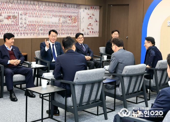 정명근 화성특례시장이 중소벤처기업 산업재산권 보호를 위한 업무 협약식에서 협약 내용에 대하여 참석 내빈들에게 설명 하고 있다