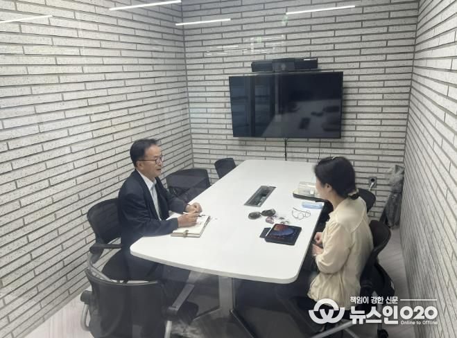 중소기업 애로상담센터 상담직원이 관내 업체를 방문해 상담을 진행하고 있다.