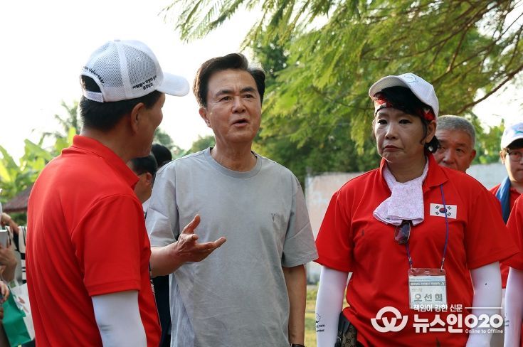 김태흠 지사, 라오스 출장 첫 일정으로 자원봉사 현장 방문