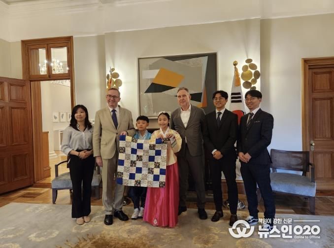 2024년 7월 23일 주한영국대사관에서 열린 찰스 3세 국왕 즉위 축하 편지 전달식에서 참석자들이 기념사진을 촬영하고 있다.