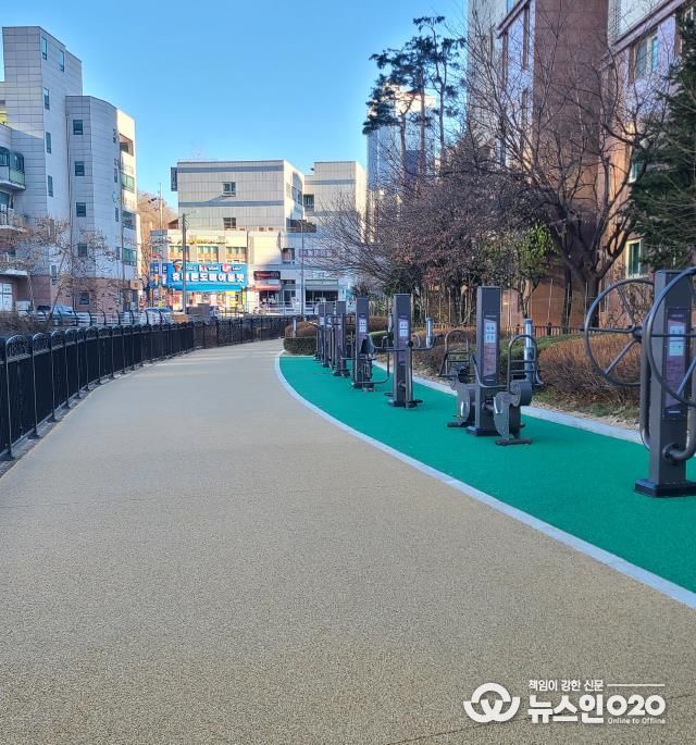 포장을 마친 마북동 공공공지 산책로