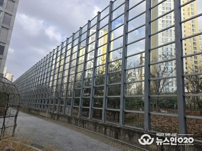 조류 충돌 방지 테이프가 부착된 영통아이파크캐슬1단지 방음벽