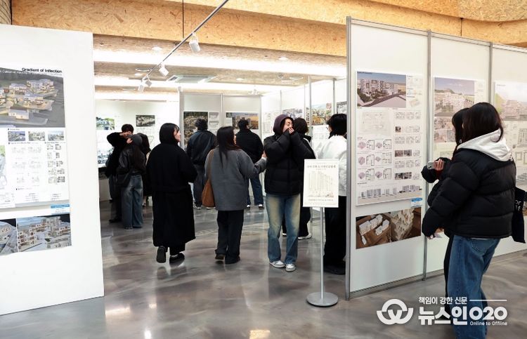 경상국립대학교(GNU) 공과대학 건축학과 3·4학년 담당 교수와 학생들이 ‘2025 지역 문제 둘러보기_남해군 전시회’를 12월 26일부터 30일까지 남해읍 창생플랫폼에서 진행했다.