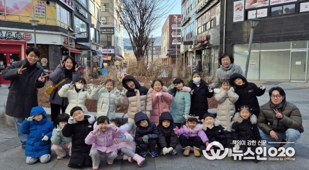 30일 소하상업지구에서 예술 조형물 설치 행사를 진행하고 시립소하누리어린이집 원아들과 기념사진을 촬영하고 있다.