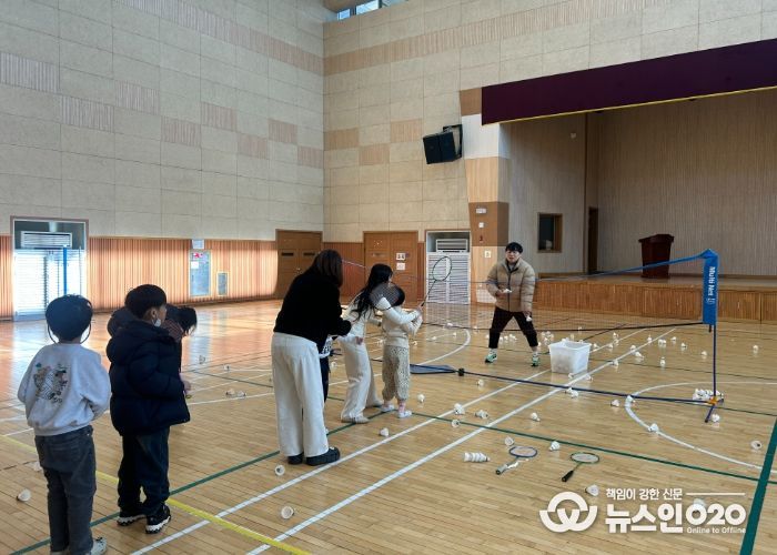 학생들이 배드민턴 기초지식 및 기본스텝에 대한 설명을 듣고 있다.