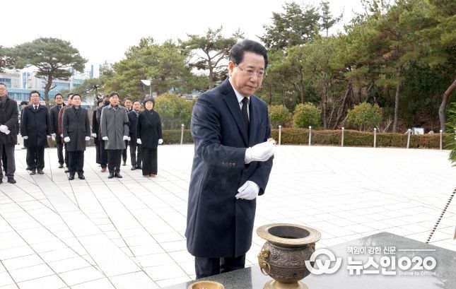 1일 병오년 새해를 맞아 김영록 전라남도지사를 비롯한 전남도청 실·국장 등 관계자들이 목포 현충공원을 찾아 참배하고 있다.