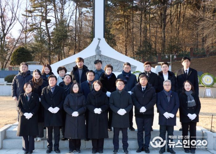 용인특례시의회 의원들은 2일 처인구 김량장동 현충탑을 찾아 순국선열과 호국영령의 숭고한 희생정신을 기리며 새해 첫 의정활동을 시작했다.