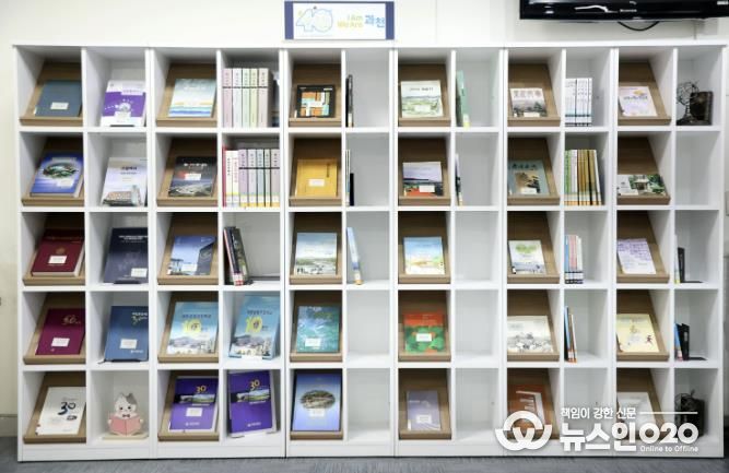 과천시 정보과학도서관에서 전시중인 과천시 승격 관련 도서 모습