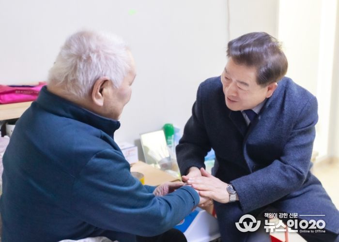 박승원 광명시장(사진 오른쪽)이 비닐하우스에서 거주하다 광명시의 주거 지원을 통해 한국토지주택공사(LH) 전세임대주택으로 거주지를 옮긴 주거취약 가정을 방문해 안부를 묻고 있다.