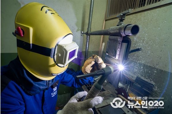서울시 기술교육원에서 훈련생이 특수용접 실습을 진행하고 있다.
