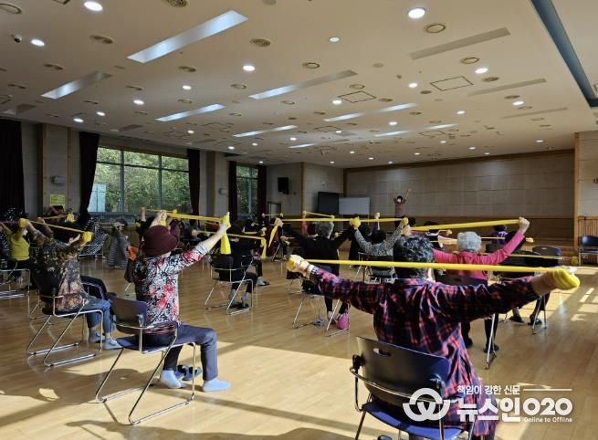 과천시 보건소가 어르신들을 대상으로 진행하는 '노인건강교실' 모습