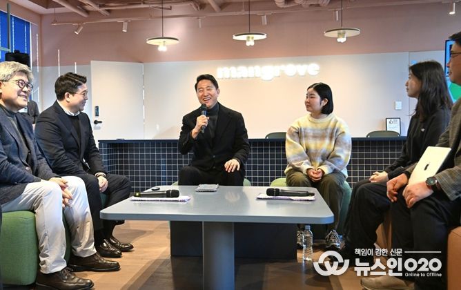 오세훈 서울시장이 8일 오전 민간임대주택 현장을 찾아 사업자, 입주민 및 관계자와 민간임대주택 활성화 방안을 논의하고 있다.