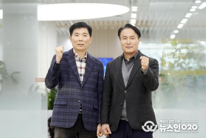 박도신 갈등조정관(왼쪽)과 김원규 특이민원대응전문관이 새빛민원실 앞에서 함께하고 있다.