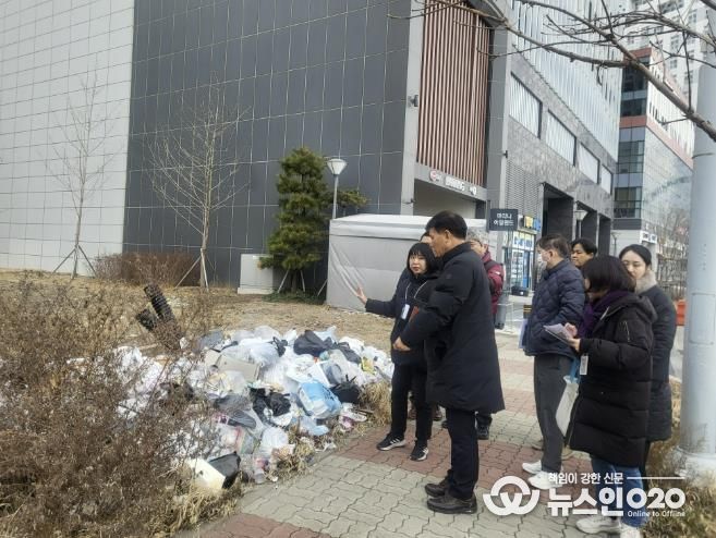 김민 단원구청장이 9일 단원구 반달섬 일원에서 생활민원 현장을 둘러보고 있다.