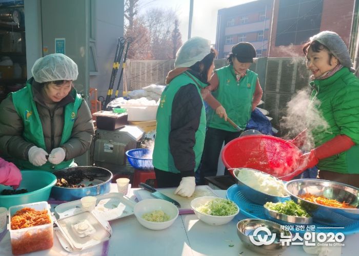 광명시 하안1동 새마을부녀회와 새마을지도자협의회가 2026년 병오년 새해를 맞아 지역사회 지도자들과 떡국을 나누며 화합과 성장을 다짐하는 자리를 마련했다.