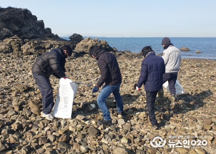 화성특례시가 14일 국화도에서 민관합동 해양방제활동을 하고 있다