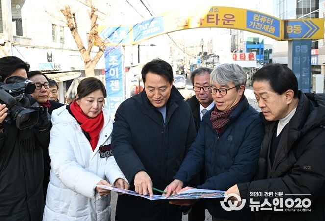 오세훈 서울시장이 22일 용산전자상가 인근 특별계획구역 개발 사업대상지 조감도를 확인하고 있다.