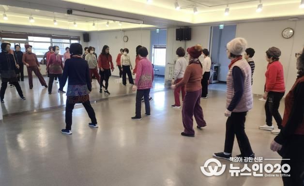 지난 22일 광명시 시민건강증진센터에서 '어르신 건강체조·요가교실'을 진행하고 있다