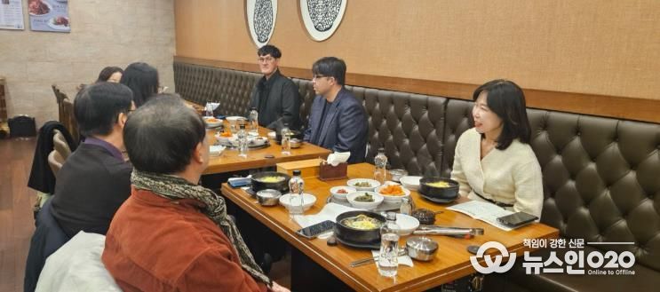 23일 윤은미 천안시 복지정책국장이 천안시지역아동센터연합회를 비롯한 기관·단체장과 오찬 간담회를 하고 있다.