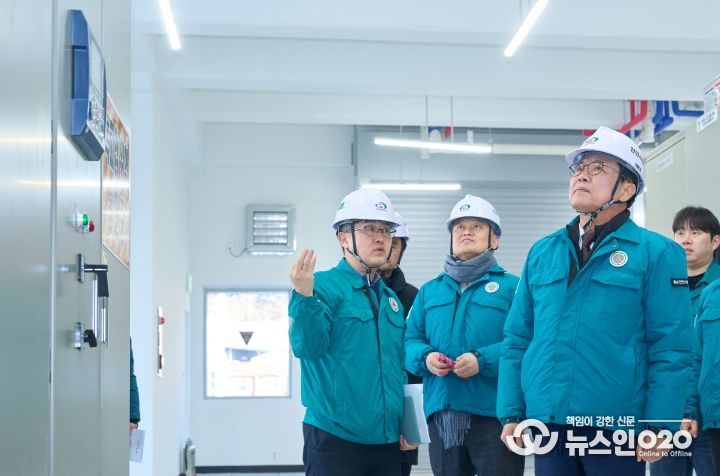 27일 김석필 천안시장 권한대행 부시장이 코리아풋볼파크 진입도로 개설 현장과 일봉중앙 자연재해 위험개선지구를 방문해 사업 추진 현황을 살펴보고 있다.