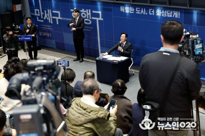 정명근 화성특례시장이 27일 열린 2026년 신년 기자회견에서 언론인과 질의응답을 하고 있다.