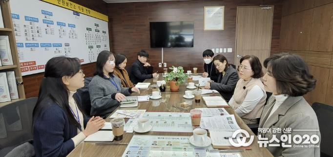정영란 단원보건소장(오른쪽 첫번째)이 27일 단원보건소에서 안산의료복지사회적협동조합과 ‘새해 첫 업무 네트워크 구축 회의’를 진행하고 있다.