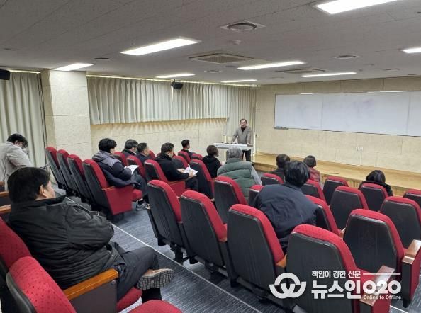 안산시 의료소비자생활협동조합 임직원들이 27일 직무교육을 진행하고 있다.