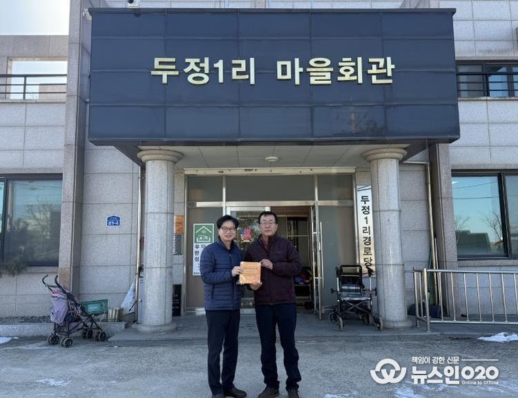 치매극복선도단체 현판을 받은 팽성읍 두정1리 안치우 이장(오른쪽)과 평택보건소 건강증진과 치매관리팀 민성진 팀장